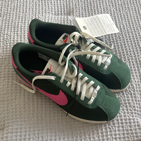 NWT NIKE Cortez sneakers in green and pink - mid green color size 9 women - Picture 7 of 14